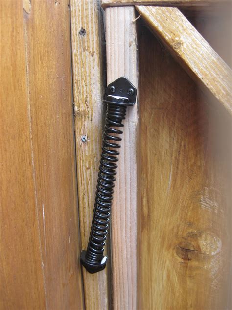 Spring gate - Self closing gate spring is suitable for left or right hand use on variety of doors and gates. Turn top hex head clockwise to adjust spring tightness. When the desired tightness is reached, use included 'stop' piece of metal to wedge between the bolt and the bracket.